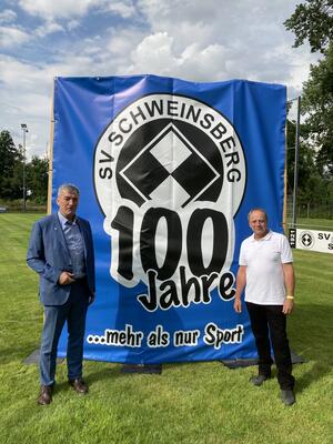 Bild vergrößern: Bürgermeister Christian Somogyi und der erste Vorsitzende des SV Schweinsberg Gerhard Heilmann