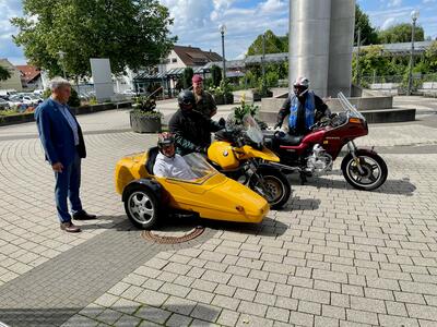 Bild vergrößern: Hospiz Veranstaltung vor dem Rathaus Günther Köller mit 36 Jahre alter Honda