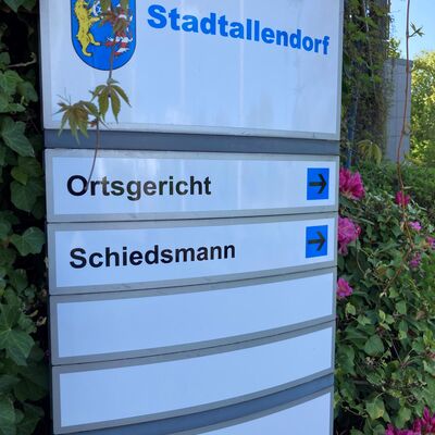 Tafel vor Rathaus Ortsgericht Schiedsmann
