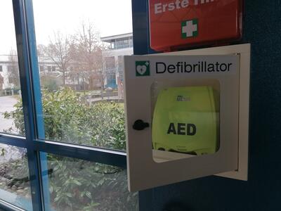 Bild vergrößern: Defibrilator in der Stadthalle Stadtallendorf