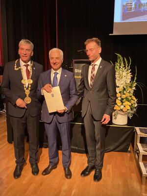 Bild vergrößern: Bürgermeister Somogyi, Carlo Vassallo, Bernd Weitzel Ehrennadel der Stadt