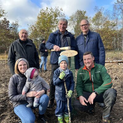Geburtenwald 2022 Familie Mann mit Stadtrat Back, Bürgermeister Somogyi und Erstem Stadtrat Bonacker