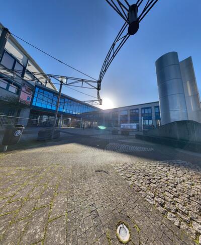 Bild vergrößern: Rathaus und Stadthalle Perspektive Sonne