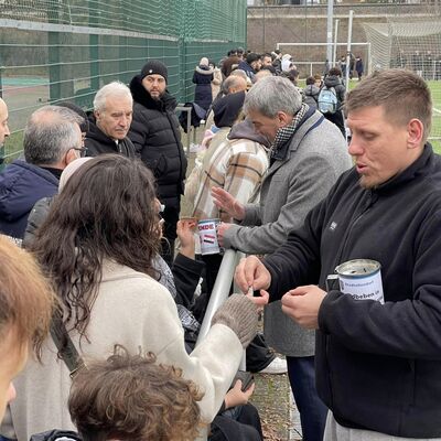 Bürgermeister Christian Somogyi und Sebastian Habura sammeln Spenden am Rand des Benefiz-Spieltages im Herrenwaldstadion