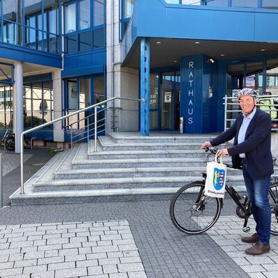 Bürgermeister Christian Somogyi mit seinem Fahrrad vor dem Rathaus